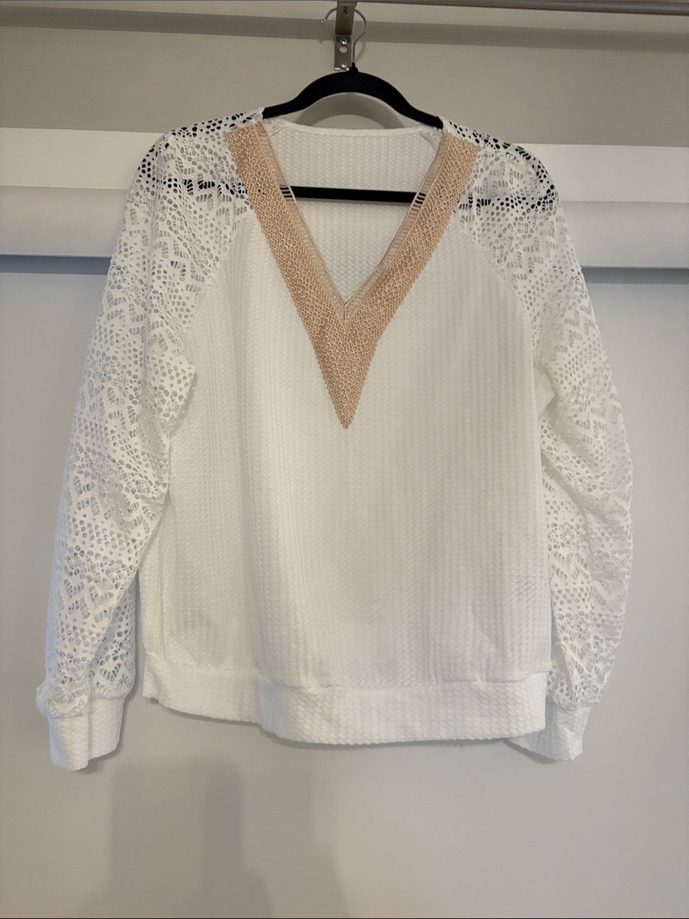 Women’s White Lace Sleeve Long-Sleeve Top with Beige V-Neck Accent
